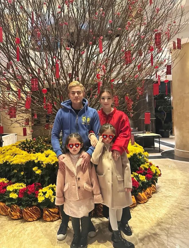 红衣喜庆又美艳俩女儿一个比一个可爱！九游会J9入口郭富城晒全
