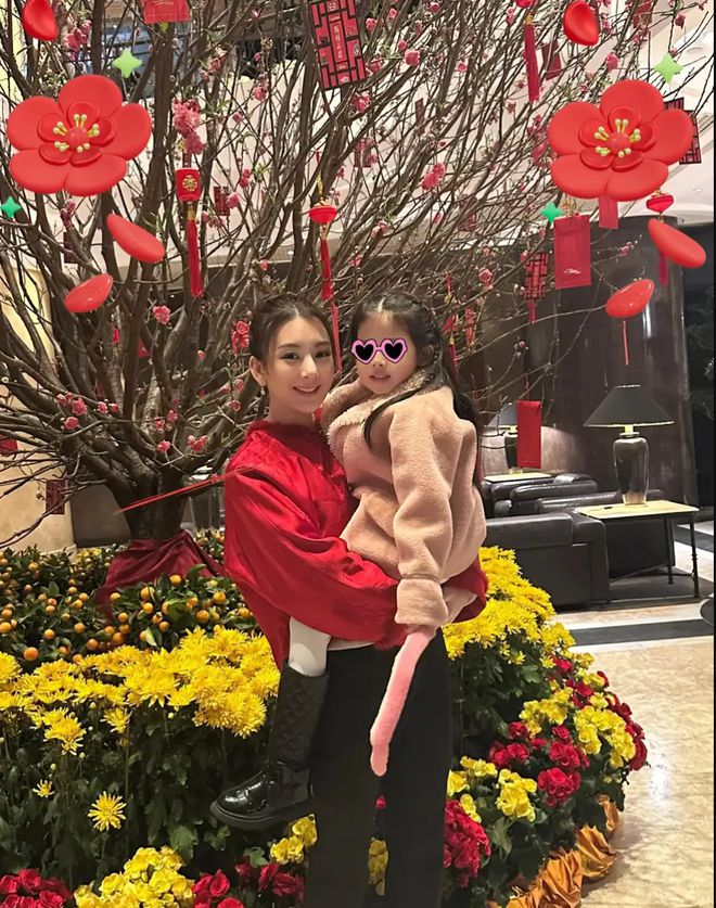 红衣喜庆又美艳俩女儿一个比一个可爱！九游会J9入口郭富城晒全家福！方媛穿(图2)