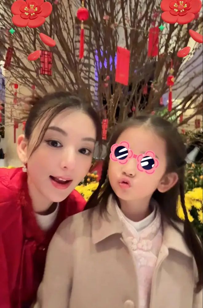红衣喜庆又美艳俩女儿一个比一个可爱！九游会J9入口郭富城晒全家福！方媛穿(图3)