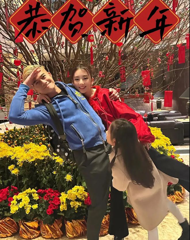 红衣喜庆又美艳俩女儿一个比一个可爱！九游会J9入口郭富城晒全家福！方媛穿(图4)