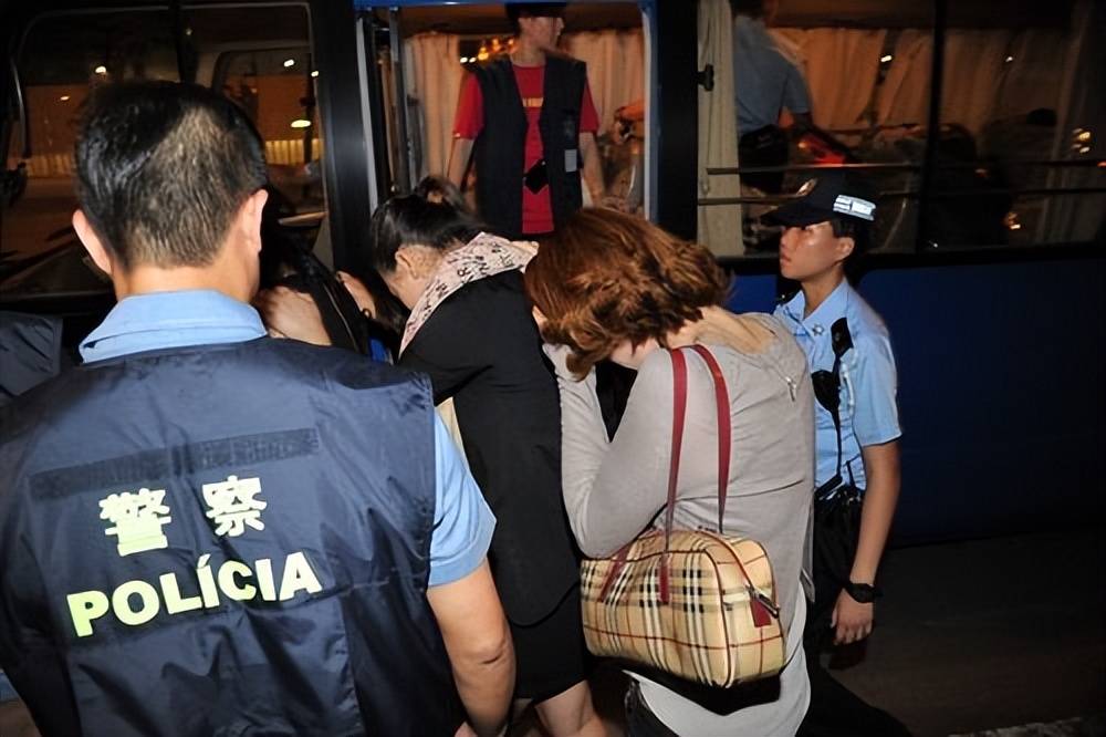 实影像央视记者冒死揭露莞式一条龙全过程j9九游会俱乐部登录入口东莞扫黄抓捕真(图2)