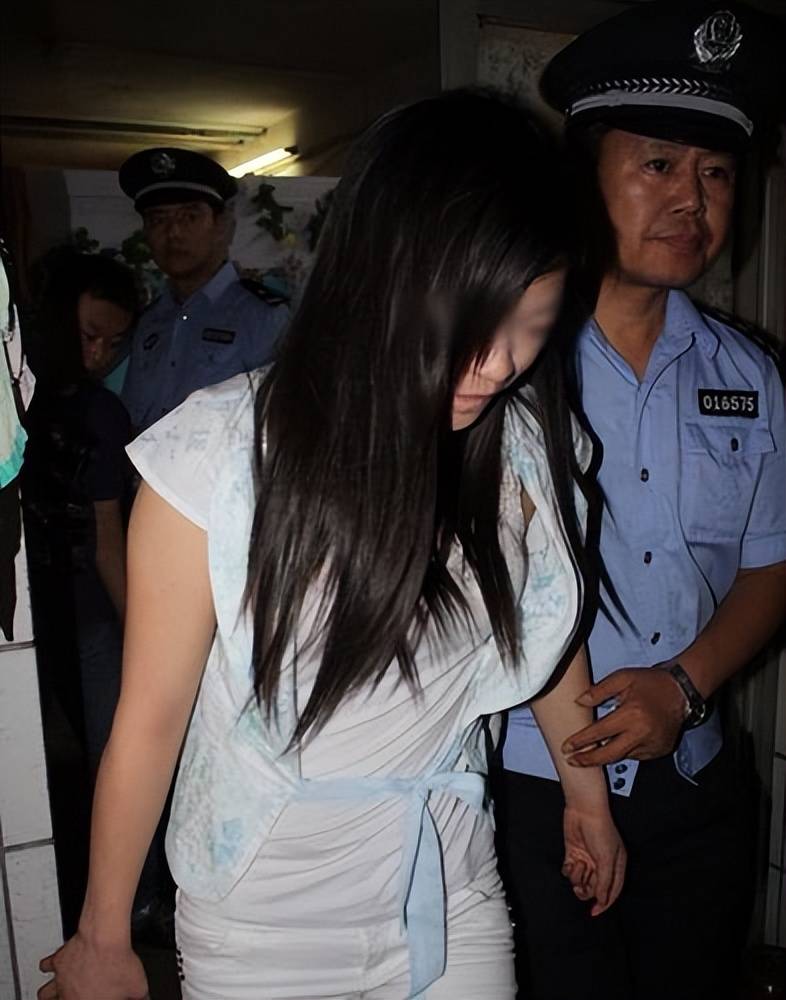 实影像央视记者冒死揭露莞式一条龙全过程j9九游会俱乐部登录入口东莞扫黄抓捕真(图4)